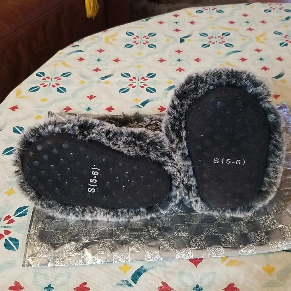 NWOT Target Faux Fur Slippers in Gray